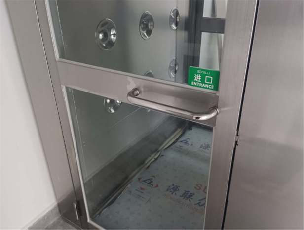 不銹鋼風淋室安裝現(xiàn)場